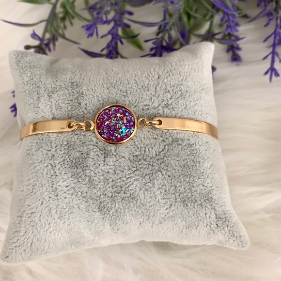 Jewelry - NWT Dainty Gold Plated Bracelet with Druzy Center